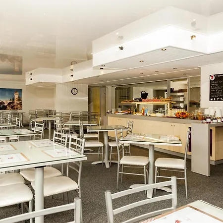 Brit Centre - Le Valentre Отель