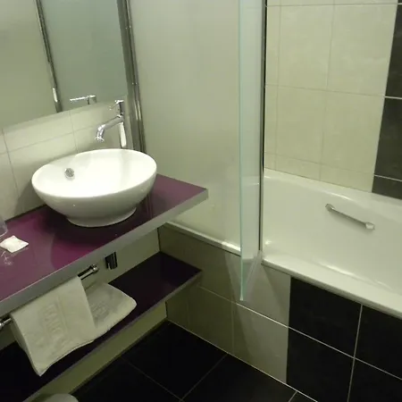 Brit Centre - Le Valentre 3*