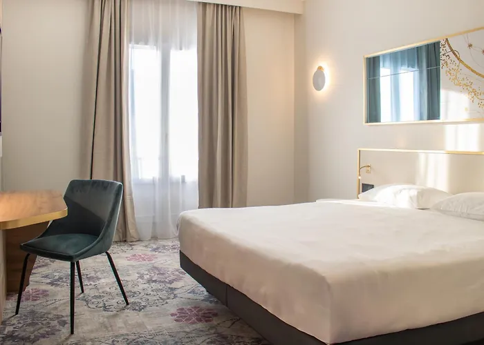 Brit Centre - Le Valentre فندق