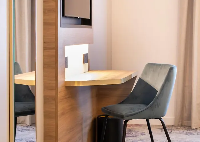 Brit Centre - Le Valentre 3*