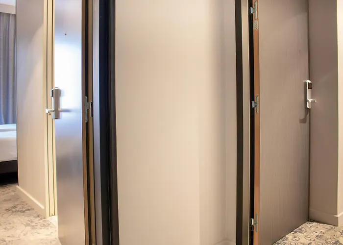 Brit Centre - Le Valentre 3*